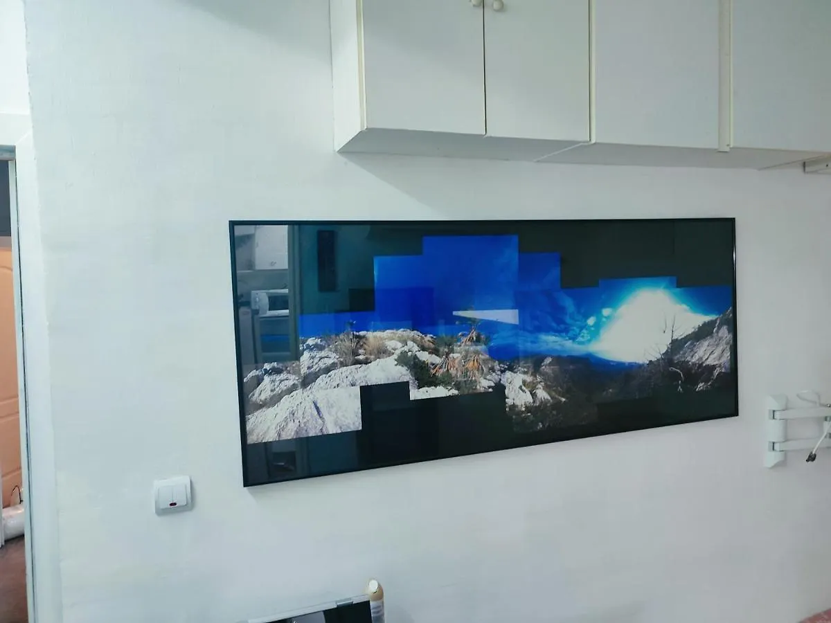 הקונטקטים של Nice Flat Within Walking Range To The Beach
